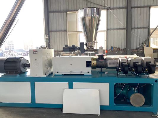 ท่อพีวีซีพลาสติก Extrusion Line Twin Screw Extruder Machine Conical 250kg / Hr
