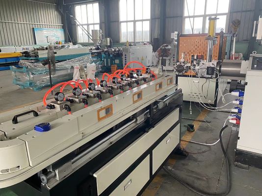 สายการอัดรีดขึ้นรูปท่อลูกฟูกผนังเดี่ยว HDPE สุญญากาศคุณภาพสูง