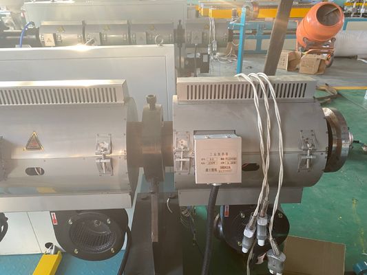เครื่องทำท่อพีวีซี 180-250 กก. / ชม. เครื่องอัดรีดสกรูคู่ทรงกรวย