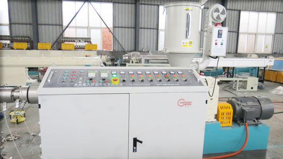น้ำประปาพลาสติก UPVC ท่อพีวีซี Extruder Machine สกรูคู่ 200kg / h